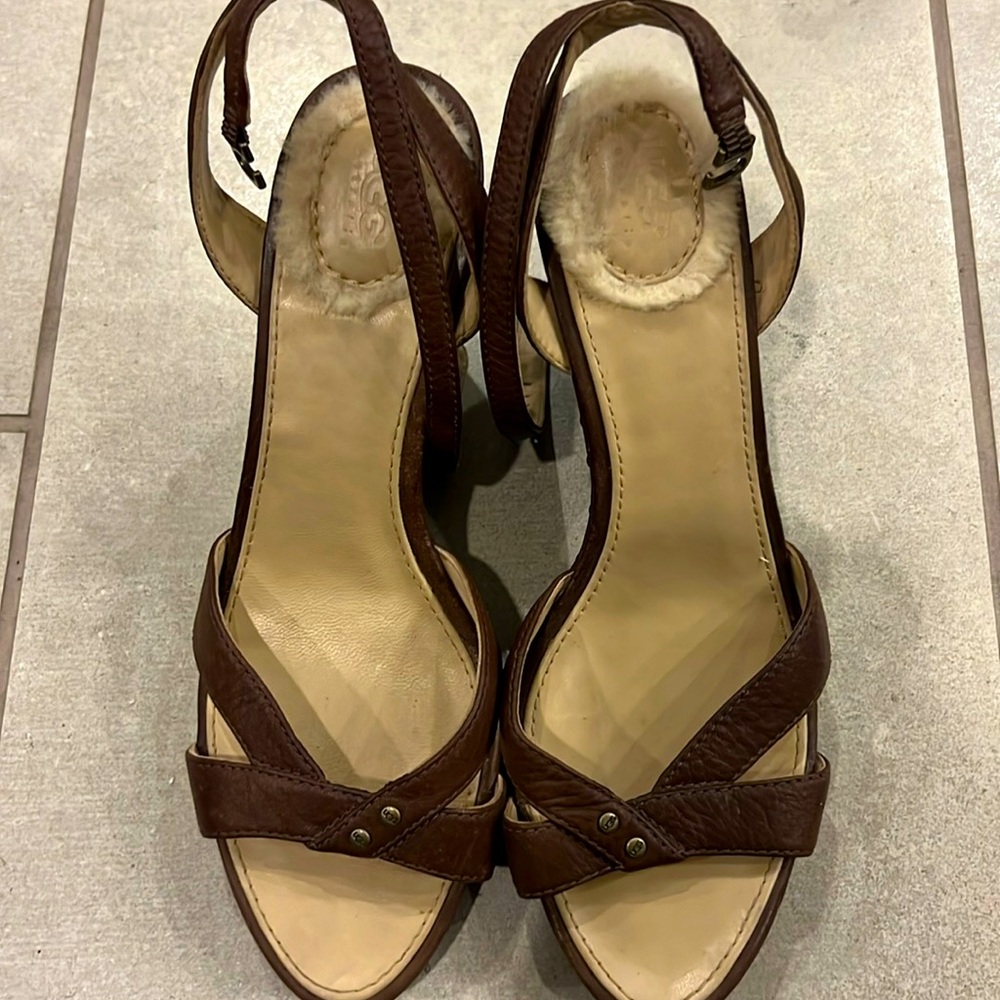 Ugg good condition sandal